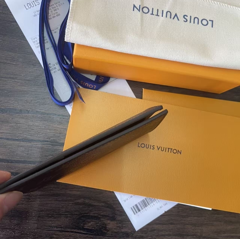 Louis Vuitton Passport Cover - Picture 4 of 11